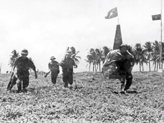 Bộ đội Hải quân giải phóng đảo Song Tử Tây ngày 14-4-1975. (Ảnh tư liệu).